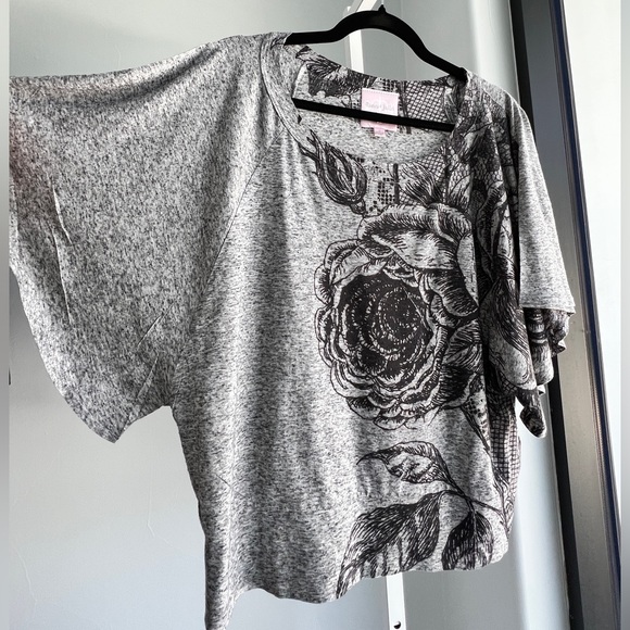 ROMEO & JULIET COUTURE- Rose Printed Top in Grey - Size Medium - Picture 2 of 5